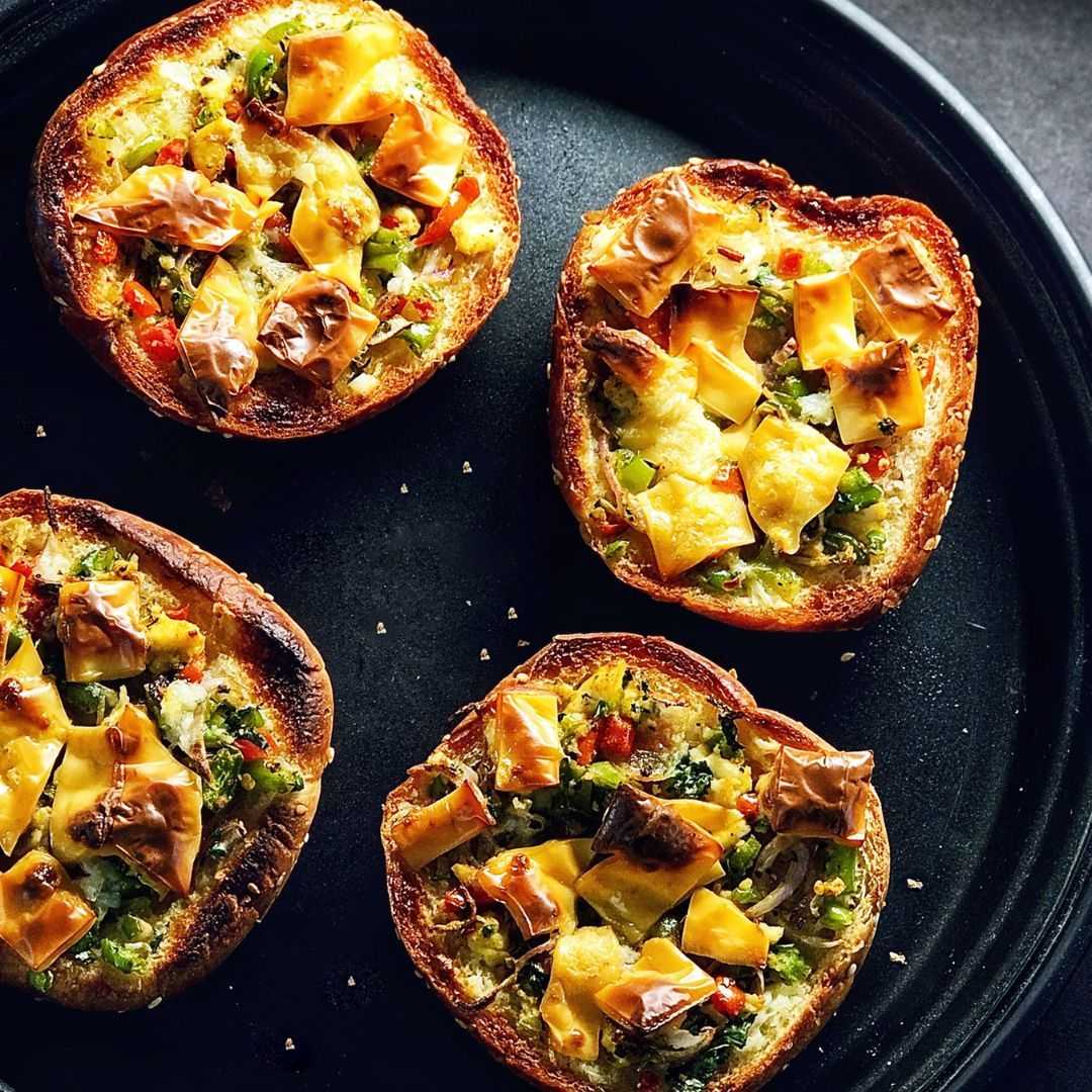 English Muffin Pizza with Tomato & Olives